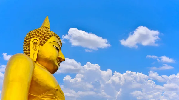 Gran Estatua Buda Oro Aislado Fondo Del Cielo Azul Con —  Fotos de Stock