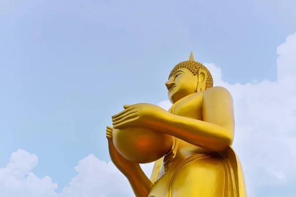 Grande Estátua Buda Dourada Segurando Tigela Esmola Monge Com Fundo — Fotografia de Stock
