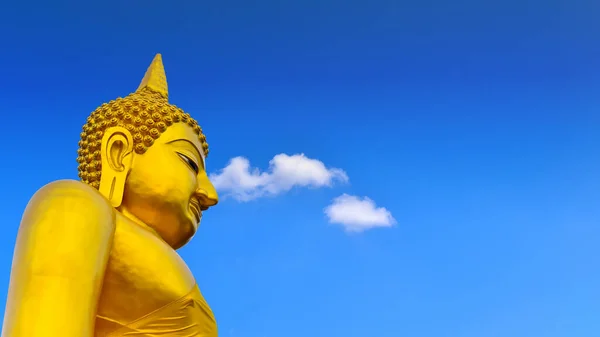 Grande Estátua Buda Ouro Isolado Céu Azul Tiro Enquanto Caminhava — Fotografia de Stock