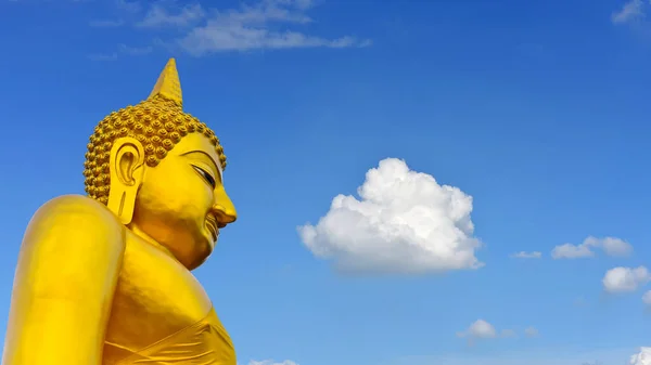 Gran Estatua Buda Dorado Aislada Sobre Nubes Blancas Fondo Azul —  Fotos de Stock