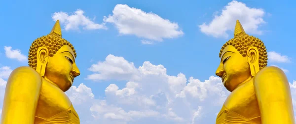 双生金佛像 在蓝天背景上与小云朵隔离 包括收割路径 复制空间 — 图库照片