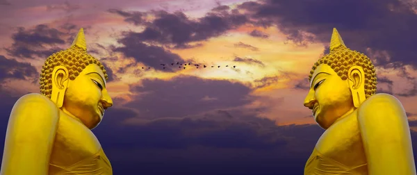 Estatua Buda Oro Grande Gemela Aislada Sobre Hermoso Fondo Cielo —  Fotos de Stock