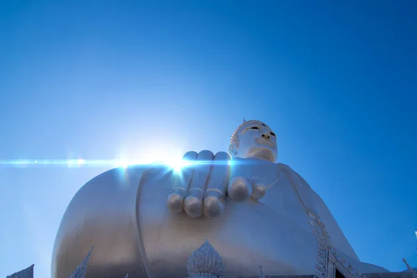 Mavi arka planda Büyük Gümüş Buda heykeli. Wat Roi Phra Phutthabat Phu Manorom Mueang Mukdahan Bölgesi, Mukdahan ili, Tayland. Boşluğu kopyala