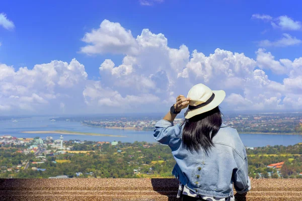 Visão Traseira Mulher Hipster Jean Casaco Azul Segurando Chapéu Garra — Fotografia de Stock