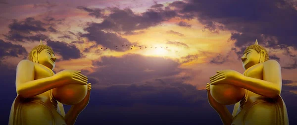 Büyük altın Buda heykelinde keşişin bağış kasesi var. Arka planda da güzel bir günbatımı var. Kesme yolu da dahil. Panorma boyutunda. Boşluğu kopyala. 