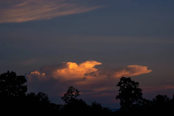 Belle Nuvole All Alba Con Luce Drammatica Situazione Nel Cielo — Foto Stock