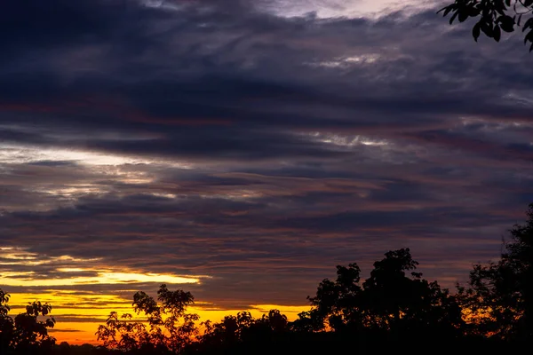 Beaux Nuages Lever Soleil Avec Une Lumière Dramatique Situation Dans — Photo