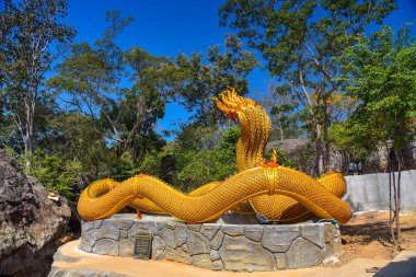 Udon Thani, Tayland - 6 Aralık 2020 'de Twin Stucco, Tayland' ın Udon thani bölgesindeki Phu Taphao Tanga Tapınağı 'nda büyük bir yılan olarak resmedildi. En ünlü tapınak