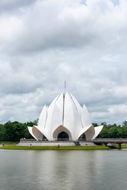 Udon Thani, Tayland - 11 Haziran 2021: Lotus Tapınağı Wat Pa Dong Rai veya Santi Wanaram Tapınağı, havuzun ortasında, Ban Chiang, Nong Han Bölgesi, Udon Thani Bölgesi, Tayland 'da bulunan büyük beyaz nilüfer çiçeği. Portre boyutu