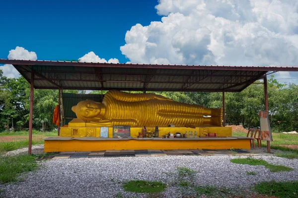 Udon Thani, Tayland - 11 Haziran 2021: Wat Pa Dong Rai veya Wat Santi Wanaram 'da uzanan Nirvana heykeli, Ban Chiang, Nong Han Bölgesi, Udon Thani, Tayland.