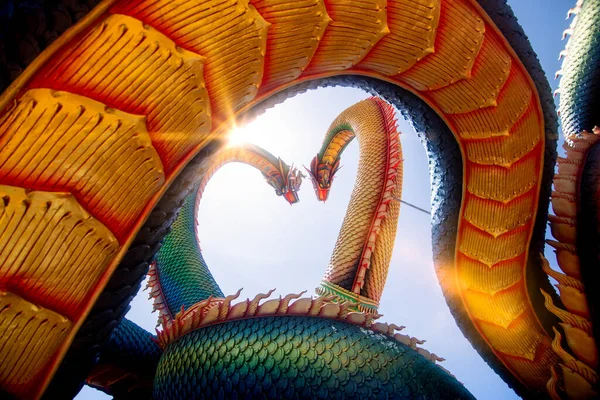 2021年6月21日タイ ウドン タニー 2021年6月21日タイ ウドン タニー県ペン郡バンドン スワンにあるプラ カイの大きな蛇として描かれたツインスタッコは ナキンを知りました — ストック写真