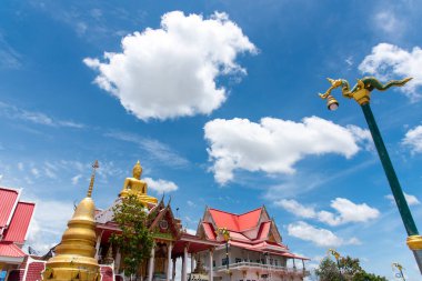 Tayland 'ın Nong Khai şehrinin çatısındaki büyük Buda. Düşük açı.
