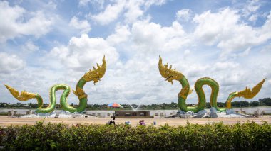 Wat Lamduan Tapınağı, Nong Khai bölgesi Tayland 'daki Mekong Nehri' nde İkiz Yeşil Naga heykeli. En ünlü simge..
