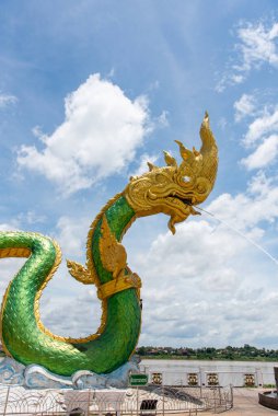Wat Lamduan Tapınağı, Nong Khai bölgesi Tayland 'daki Mekong Nehri' nde İkiz Yeşil Naga heykeli. En ünlü simge..