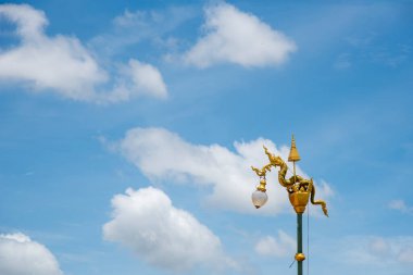 Wat Lamduan Tapınağı, Nong Khai bölgesi Tayland 'daki Mekong Nehri' nde İkiz Yeşil Naga heykeli. En ünlü simge..