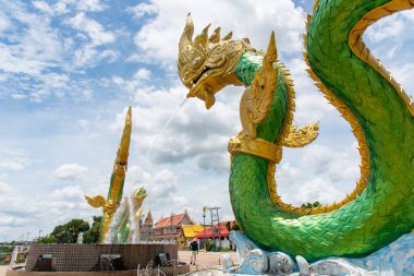 Wat Lamduan Tapınağı, Nong Khai bölgesi Tayland 'daki Mekong Nehri' nde İkiz Yeşil Naga heykeli. En ünlü simge..