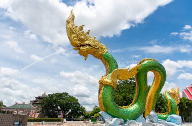 Wat Lamduan Tapınağı, Nong Khai bölgesi Tayland 'daki Mekong Nehri' nde İkiz Yeşil Naga heykeli. En ünlü simge..