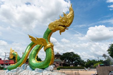 Wat Lamduan Tapınağı, Nong Khai bölgesi Tayland 'daki Mekong Nehri' nde İkiz Yeşil Naga heykeli. En ünlü simge..