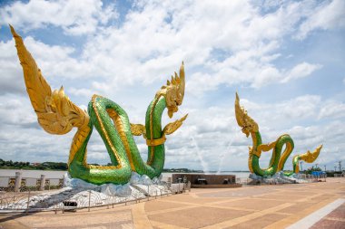 Wat Lamduan Tapınağı, Nong Khai bölgesi Tayland 'daki Mekong Nehri' nde İkiz Yeşil Naga heykeli. En ünlü simge..