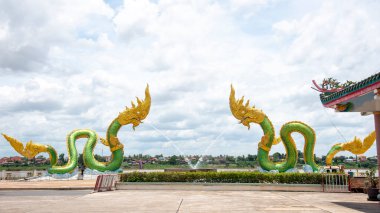 Wat Lamduan Tapınağı, Nong Khai bölgesi Tayland 'daki Mekong Nehri' nde İkiz Yeşil Naga heykeli. En ünlü simge..