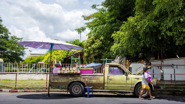 Nong Khai, Tayland - 1 Temmuz 2021 Eski Açık Sarı İçecekler kamyonu. Meyveler ve içecekler..