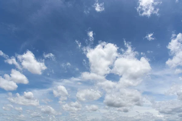 Langit Biru Cerah Latar Belakang Dengan Awan Mengembang Yang Indah — Stok Foto