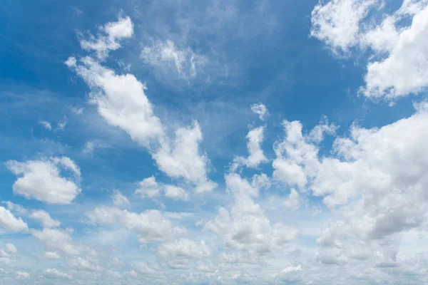 Güneşli açık mavi arkaplan, güzel kabarık bulutlar ve yumuşak beyaz bulutlar tropikal yaz ya da bahar sabahı güneş ışığı ve gün ışığı, mavi gökyüzü, manzara büyüklüğü