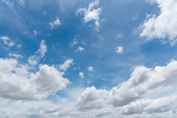 Langit Biru Cerah Latar Belakang Dengan Awan Mengembang Yang Indah — Stok Foto