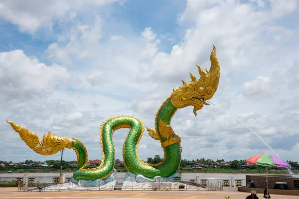 Wat Lamduan Tapınağı, Nong Khai bölgesi Tayland 'daki Mekong Nehri' nde İkiz Yeşil Naga heykeli. En ünlü simge..