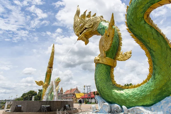 Wat Lamduan Tapınağı, Nong Khai bölgesi Tayland 'daki Mekong Nehri' nde İkiz Yeşil Naga heykeli. En ünlü simge..