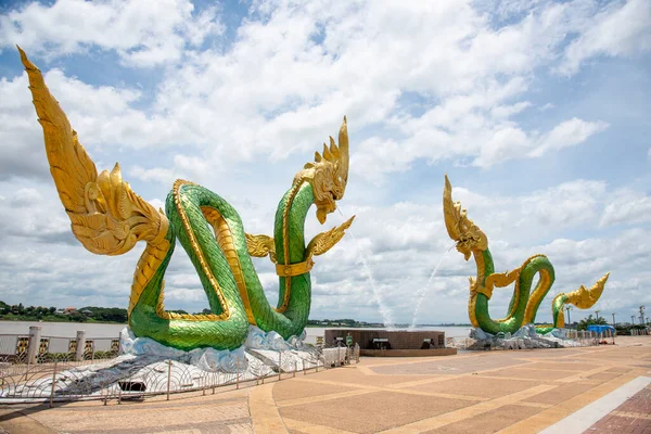 Wat Lamduan Tapınağı, Nong Khai bölgesi Tayland 'daki Mekong Nehri' nde İkiz Yeşil Naga heykeli. En ünlü simge..