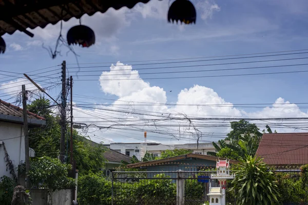 Fehlen Drähte Mit Einem Himmelshintergrund Und Weißen Wolken — Stockfoto