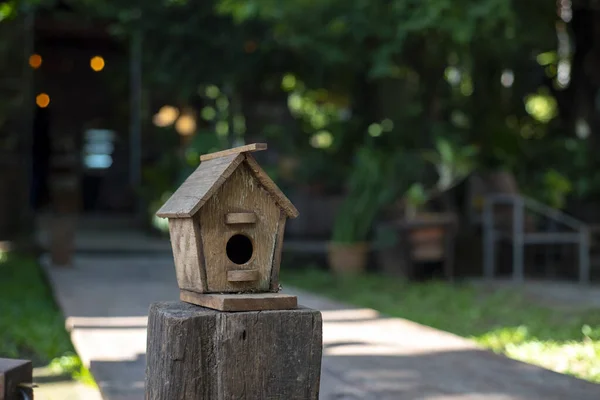 Wooden Birdhouse Stump Blamed Green Fon Garden — стоковое фото