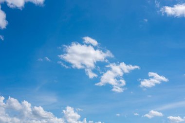 Beyaz bulutlu mavi gökyüzü