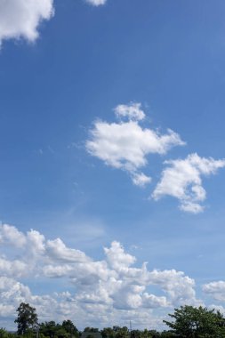 Beyaz bulutlu mavi gökyüzü