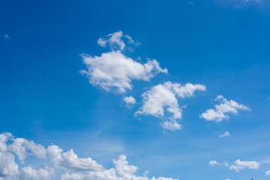 Beyaz bulutlu mavi gökyüzü