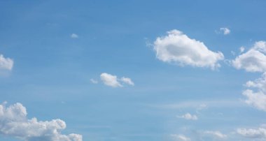 Beyaz bulutlu mavi gökyüzü