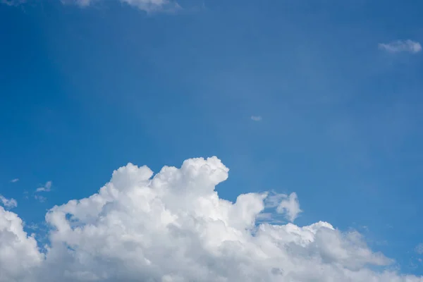 Langit Biru Dengan Awan Putih — Stok Foto