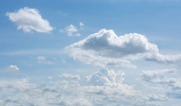 Langit Biru Dengan Awan Putih — Stok Foto