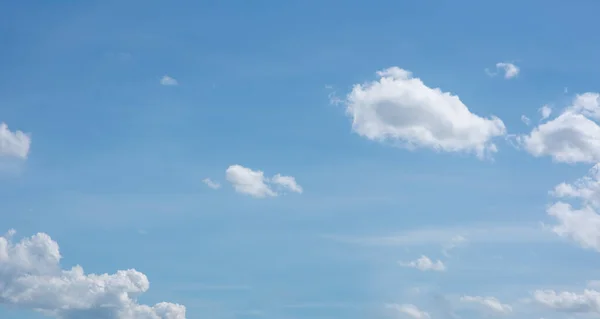 Beyaz bulutlu mavi gökyüzü