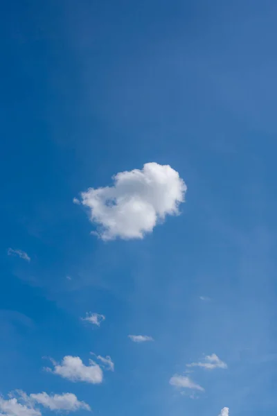 白い雲と青い空 シングルクラウド 肖像画サイズ — ストック写真
