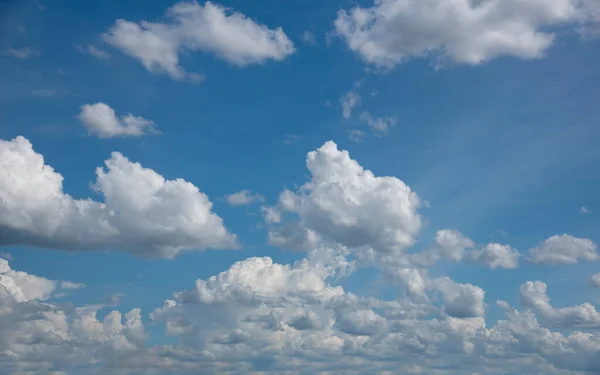 Céu Azul Com Nuvens Brancas — Fotografia de Stock