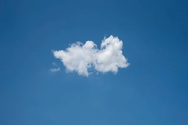 白い雲と青空 雲一つ — ストック写真