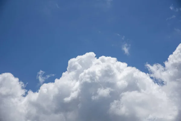 Langit Biru Dengan Awan Putih — Stok Foto