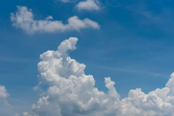 Langit Biru Dengan Awan Putih — Stok Foto