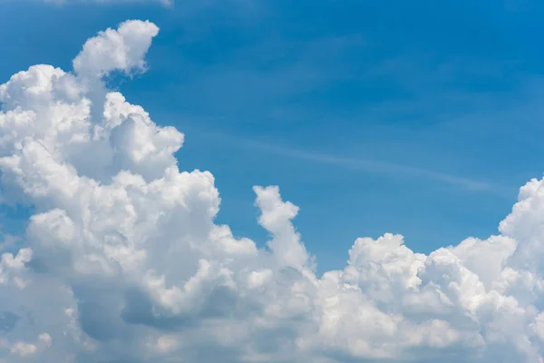 Céu Azul Com Nuvens Brancas — Fotografia de Stock