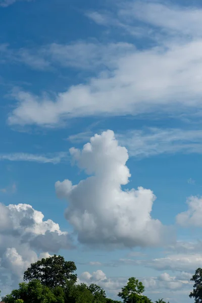 Langit Biru Dengan Awan Putih — Stok Foto