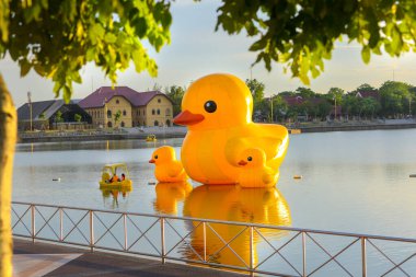 Nong Prajak Parkı, Mueang Udon Thani Bölgesi Tayland - 16 Temmuz 2020: Yüzen dev sarı lastik ördekler Nong Prajak halk parkında en popüler olanıdır.