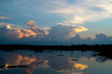 Güzel gökyüzü. Cumulonimbus bulutu ve sirrus bulutu