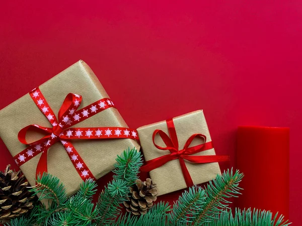 Noel Arkaplanı Işi Kağıt Kırmızı Fiyonklu Hediye Kutuları Köknar Dalları — Stok fotoğraf